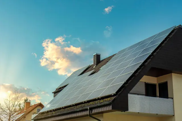 placas-solares-en-techo-casa-unifamiliar-Solar-Arsinger